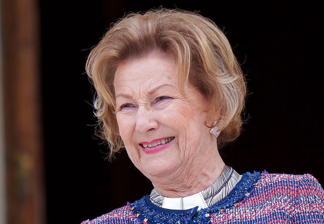 Dronning Sonja under åpningen av keramikkutstillingen med verk av avgangselever fra Kunsthøgskolen i Oslo (KHiO) i anledning sesongåpningen av Oscarshall.