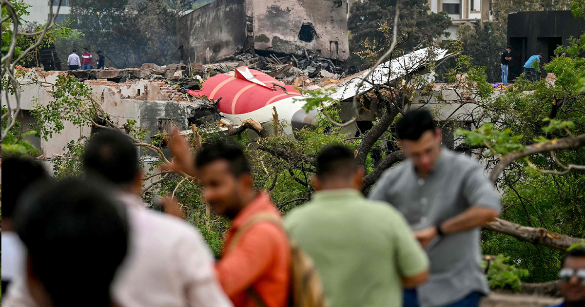 Vrakrester fra Air India flight 171 er avbildet etter at det styrtet i et boligområde nær flyplassen i Ahmedabad 13. juni 2025. Redningsmannskaper med sporhunder finkjemmet 13. juni ulykkesstedet etter at et passasjerfly på vei til London styrtet inn i et boligområde i den indiske byen Ahmedabad og drepte minst 265 mennesker om bord og på bakken. (Foto av Punit PARANJPE / AFP)