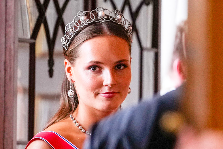 Prinsesse Ingrid Alexandra tar imot Frankrikes president Emmanuel Macron og kona Brigitte Macron i Fugleværelset på Slottet i Oslo under det offisielle besøket fra Frankrike.