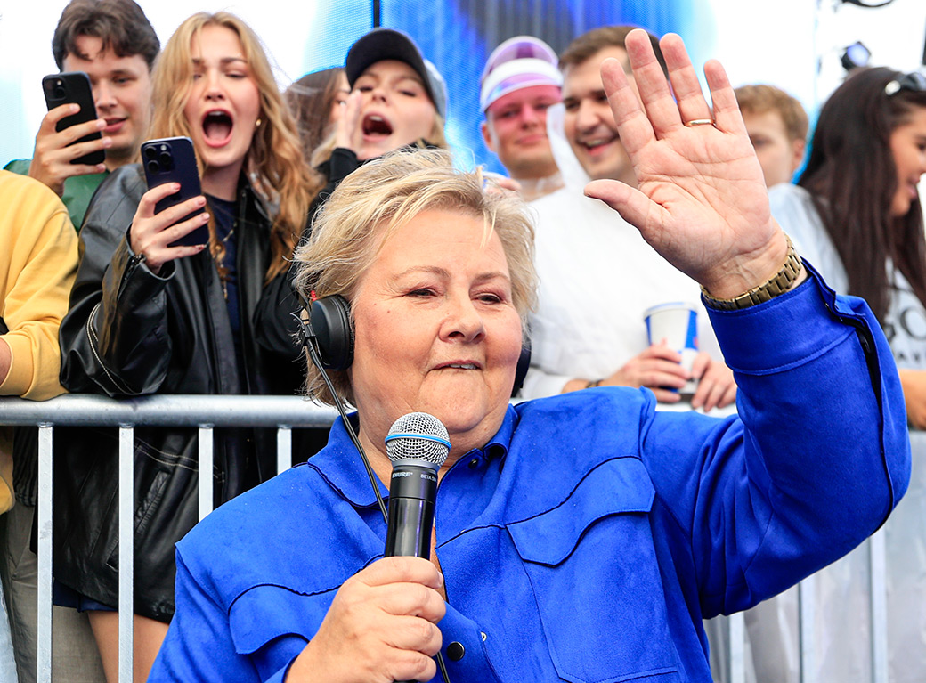 Leder i Høyre og statsministerkandidat Erna Solberg opptrer som DJ på Palmesus festivalen på bystranden i Kristiansand fredag.