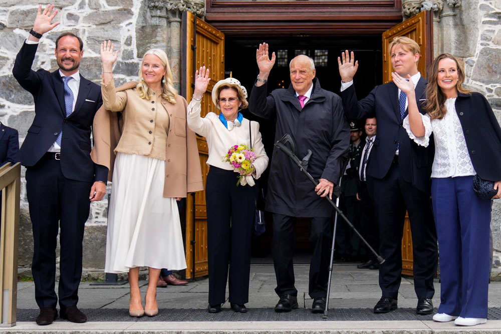 Kong Harald, dronning Sonja, kronprins Haakon, kronprinsesse Mette-Marit, prinsesse Ingrid Alexandra og prins Sverre Magnus