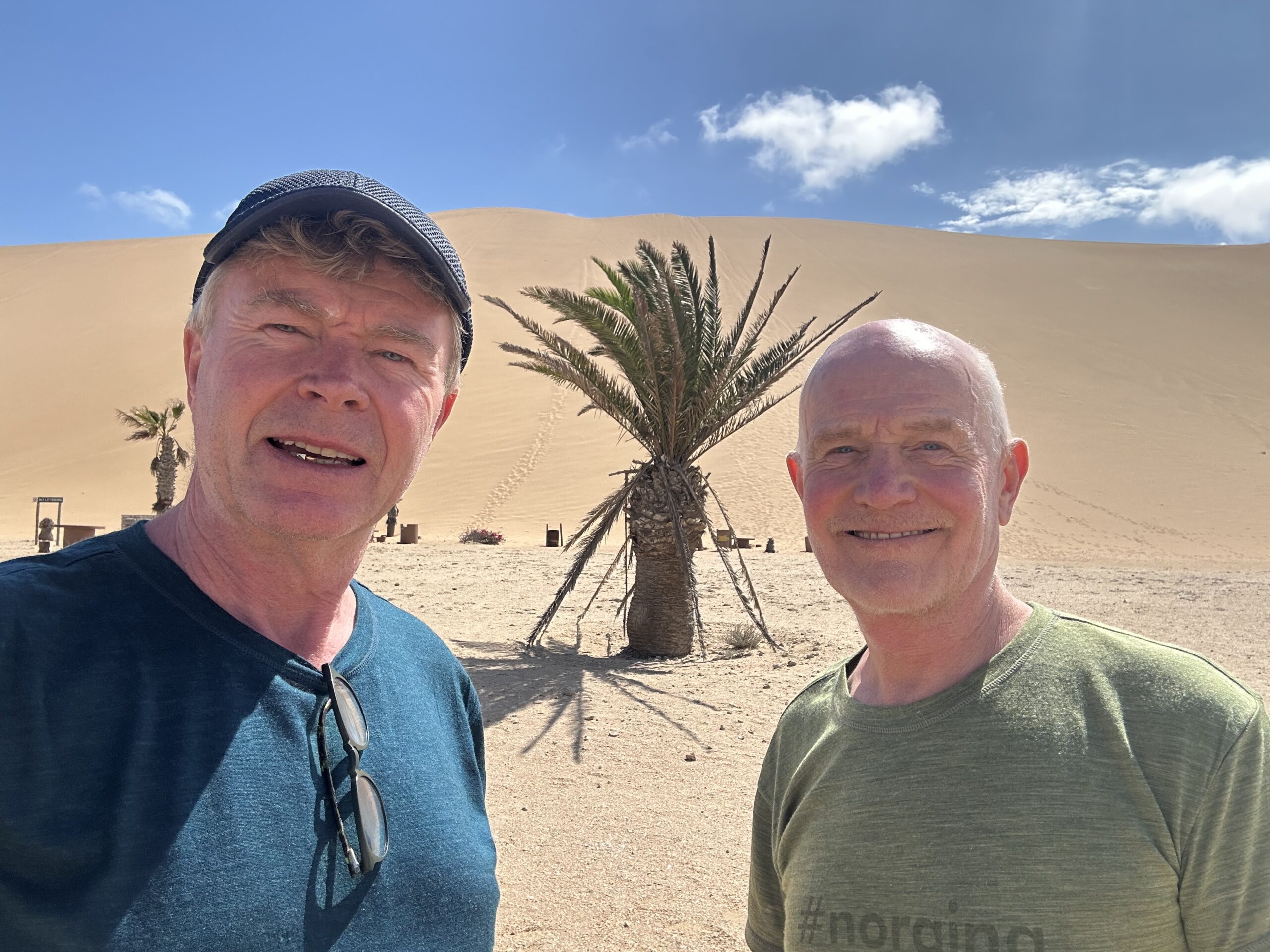 Øystein Bache og Rune Gokstad i en ørken i Namibia.