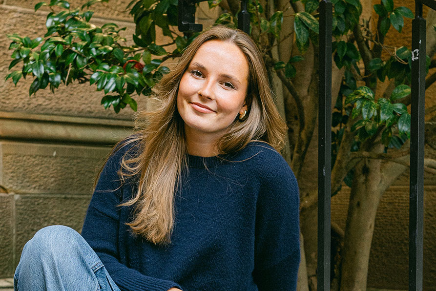 Prinsesse Ingrid Alexandra skal ta en bachelor i samfunnsfag ved Universitetet i Sydney i Australia. Bildene av Prinsesse Ingrid Alexandra er tatt på universitetsområdet ved Universitetet i Sydney samt utenfor operahuset i Sydney.