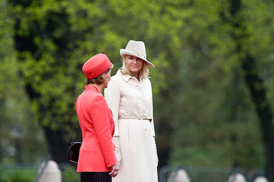 Dronning Sonja og kronprinsesse Mette-Marit med hatt. Det vites ikke om disse er laget av Mona Strand.