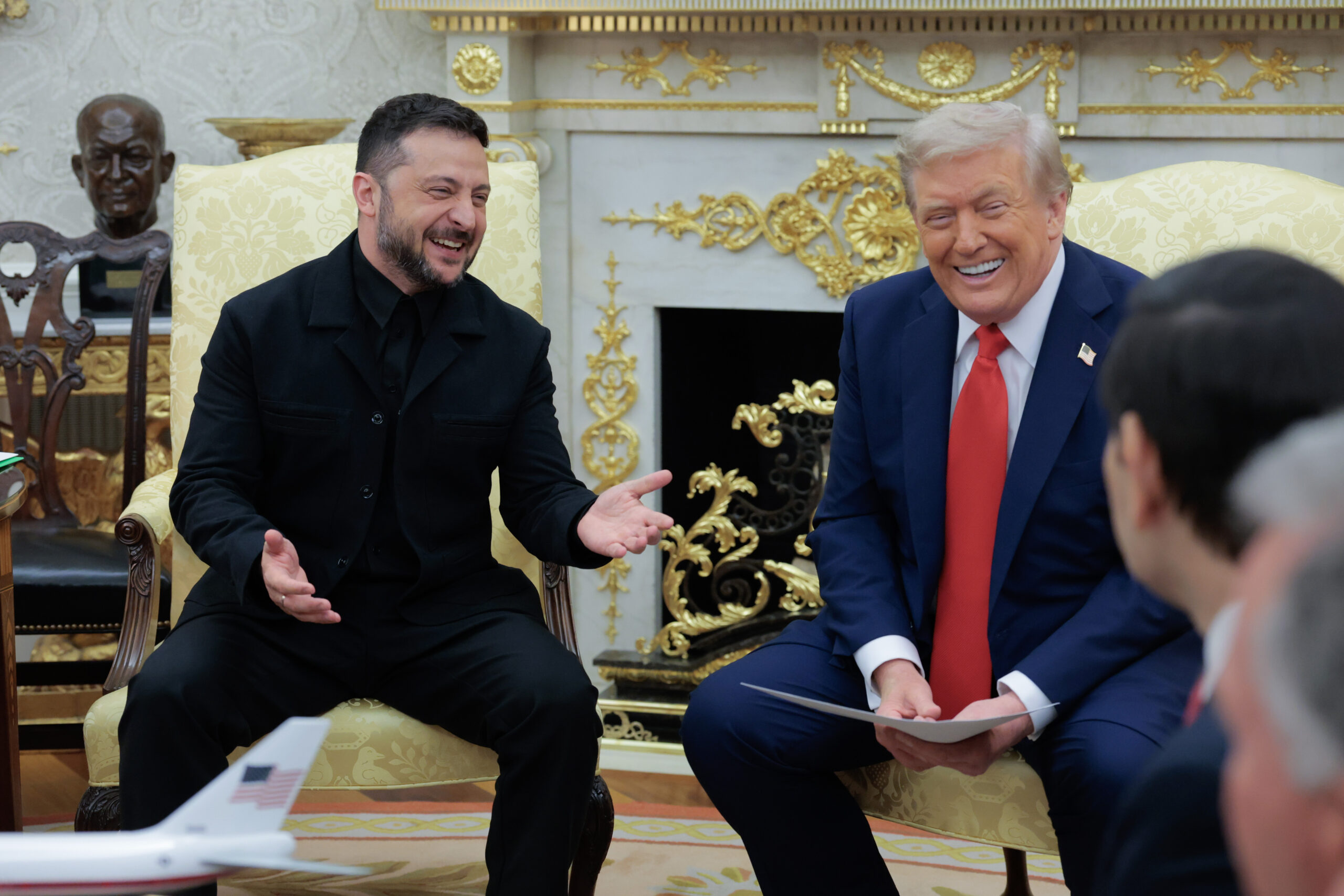 President Donald Trump møter Ukrainas president Volodymyr Zelensky i Det hvite hus 18. august 2025 i Washington, DC. President Trump er vert for president Zelensky i Det ovale kontor i Det hvite hus for et bilateralt møte og senere et utvidet møte med europeiske ledere for å diskutere en fredsavtale mellom Russland og Ukraina.