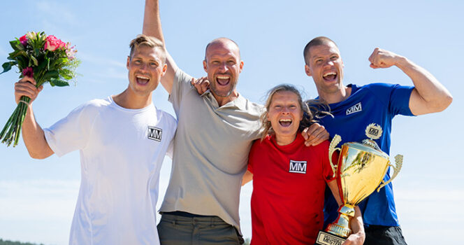 Aksel Lund Svindal skal for første gang til utlandet med Mesternes mester, etter å ha vunnet sesong 11 og vært programleder i fire sesonger, alle i Norge. Her med fjorårets finalister, Tobias «Becs» Brandal Busæt (lengst til venstre), Kai Robin Havnaa (til høyre) og vinner Hedda Berntsen.