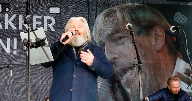Rein Alexander på scenen. Tønsberg hedrer Jahn Teigen med minnekonsert.