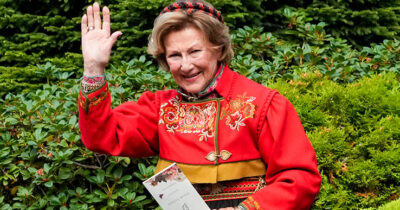 Dronning Sonja etter vielsen til prinsesse Märtha Louise og Durek Verrett på Vinjevollen i Geiranger.