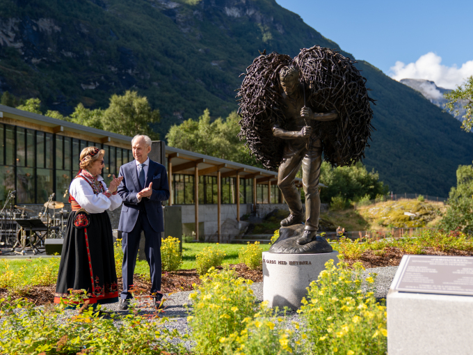 Dronning Sonja og Karl Mjelva avdukar skulpturen “Høybør” ved Norsk Fjordsenter.