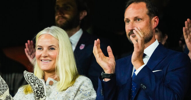 Kronprins Haakon og kronprinsesse Mette-Marit er til stede under VM-kvalifiseringskampen i fotball mellom Norge og Moldova på Ullevaal Stadion.