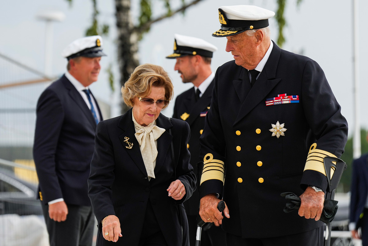 Kong Harald, dronning Sonja og kronprins Haakon debarkerer Kongeskipet Norge.