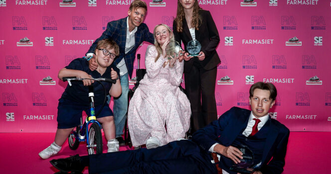 F.v.: Trygve Kroken-Braate, Mikkel Munthe, Pia Hasund Vareberg Sunniva Spangelo og Peder Danielsen (liggende) fra Team Pølsa etter utdelingen av Se og Hørs Reality Awards på Ambassaden i Oslo søndag kveld.