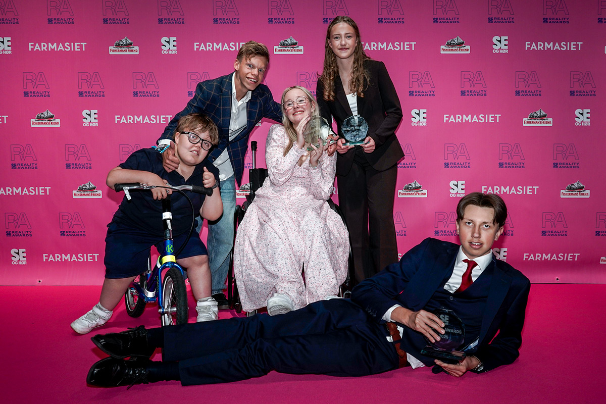 F.v.: Trygve Kroken-Braate, Mikkel Munthe, Pia Hasund Vareberg Sunniva Spangelo og Peder Danielsen (liggende) fra Team Pølsa etter utdelingen av Se og Hørs Reality Awards på Ambassaden i Oslo søndag kveld.
