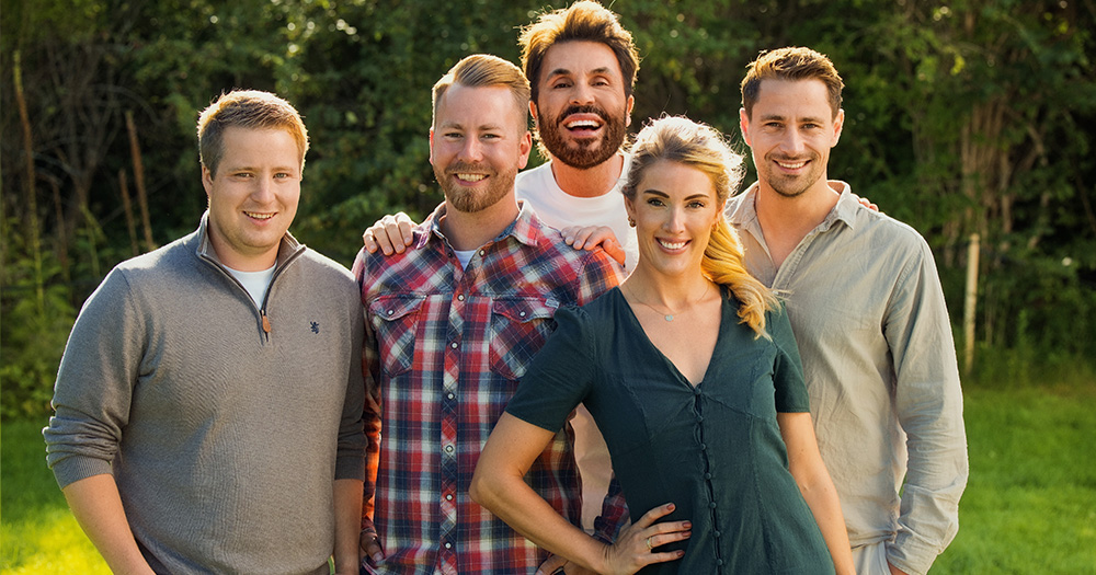 Denne høsten ser vi bøndene Magnus Mikkelhaug, Kristian Niklas Johansson, Cornelia Sofie Undheim og Daniel Viem på sin jakt på en kjæreste i «Jakten på kjærligheten». 