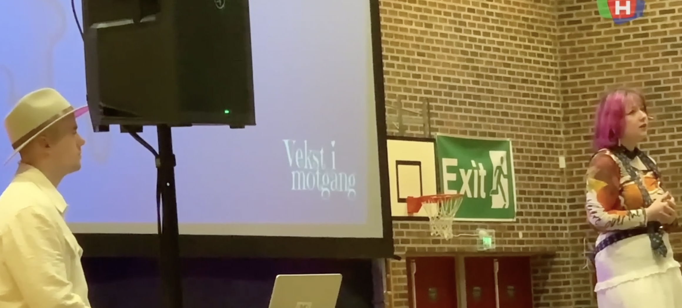 Maud Angelica Behn holdt foredrag på Haugaland VGS. 