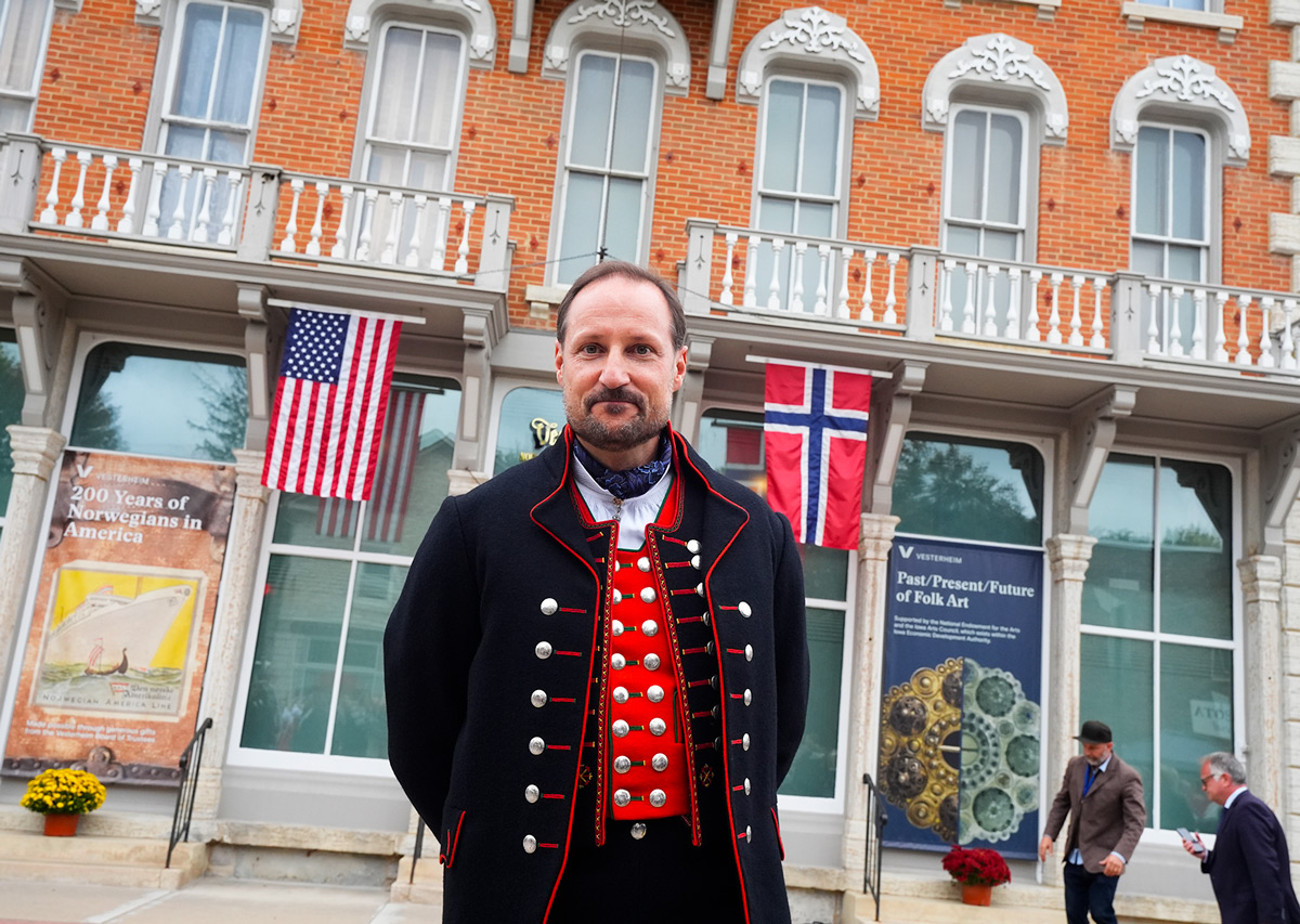 Kronprins Haakon utenfor Vesterheim i Decorah etter pressemøtet i forbindelse med besøket i USA.