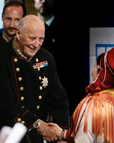 Hans Majestet Kongen hilser på Sametingspresident Silje Karine Muotka.