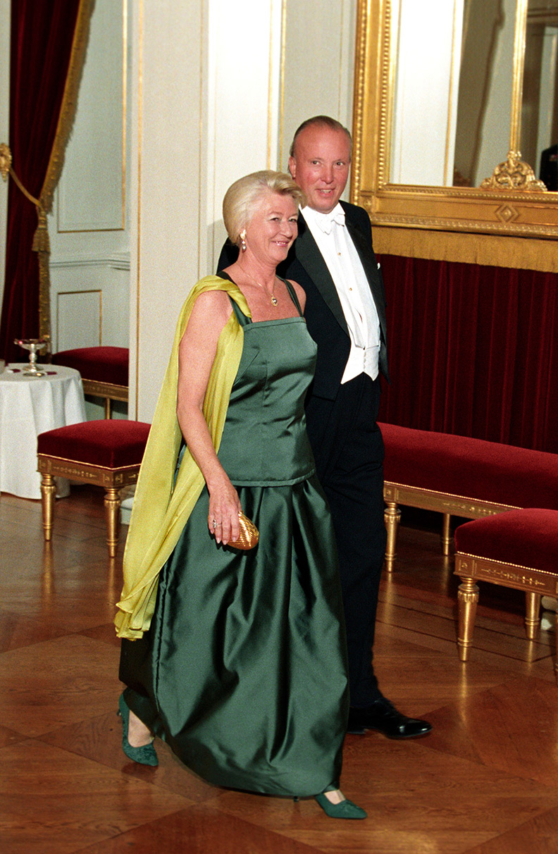 Prosesjon inn til gallamiddag på Slottet. Her Johan og Yvonne Stenersen. 
