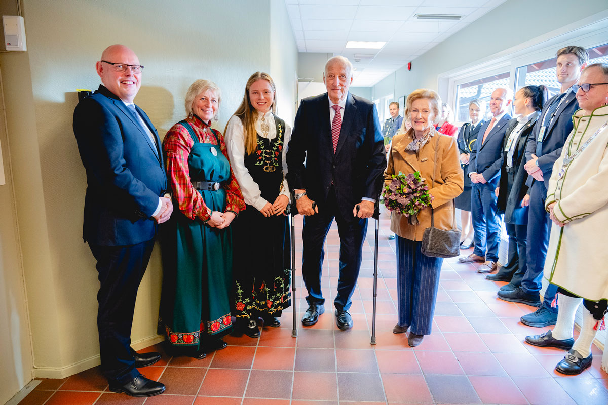Kong Harald og dronning Sonja sammen med Henriette Jæger (t.h.), Hedda Kortnes og Terje Kristiansen under besøket i Aremark kommune i Østfold fylke. Etter dette besøket har kongeparet besøkt alle kommunene i Østfold fylke.