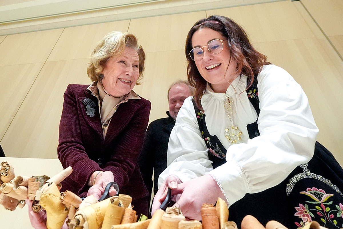 Dronning Sonja klipper snoren på Norsk Skogfinsk Museum i Svullrya.