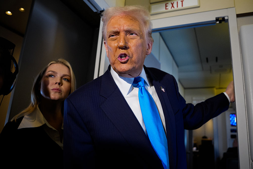 President Donald Trump snakker med journalister ombord på Air Force One på vei til Sør-Korea 29. oktober 2025 i Japan.