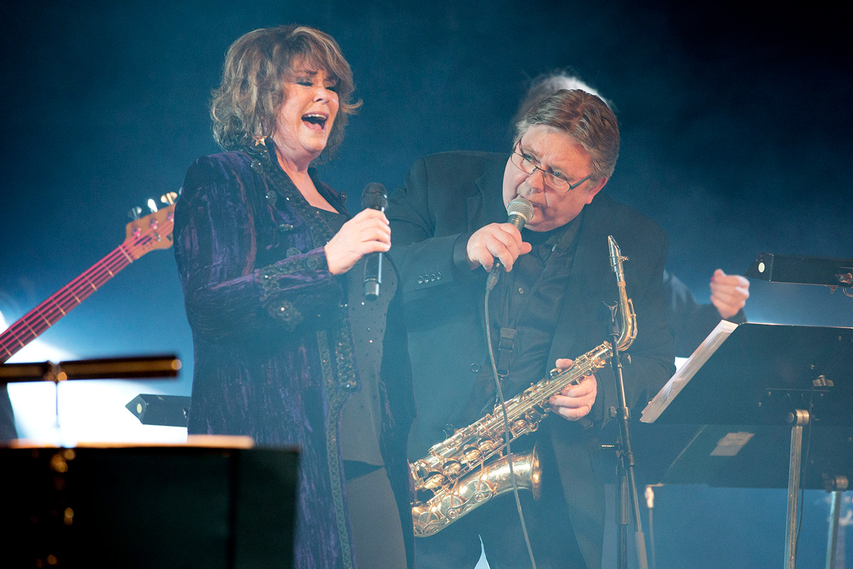 Wenche Myhre og broren Reidar på scenen sammen.