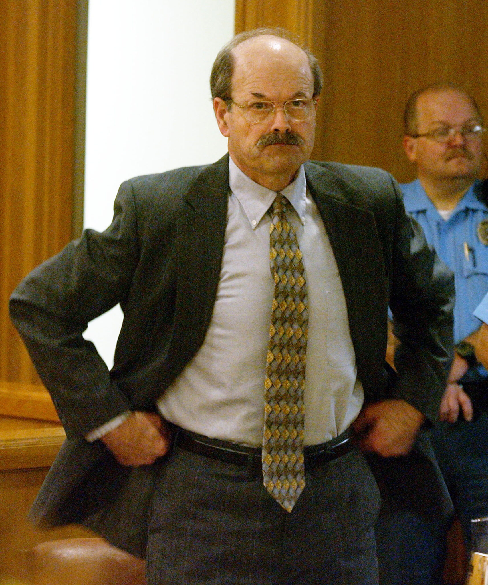Dennis Rader, den tilståtte BTD-seriemorderen, sitter i retten på den første dagen av domsavsigelsen ved Sedgwick County Courthouse 17. august 2005 i Wichita, Kansas. Rader, fra Park City, Kansas, har erkjent seg skyldig i 10 drap som går tilbake til 1974.