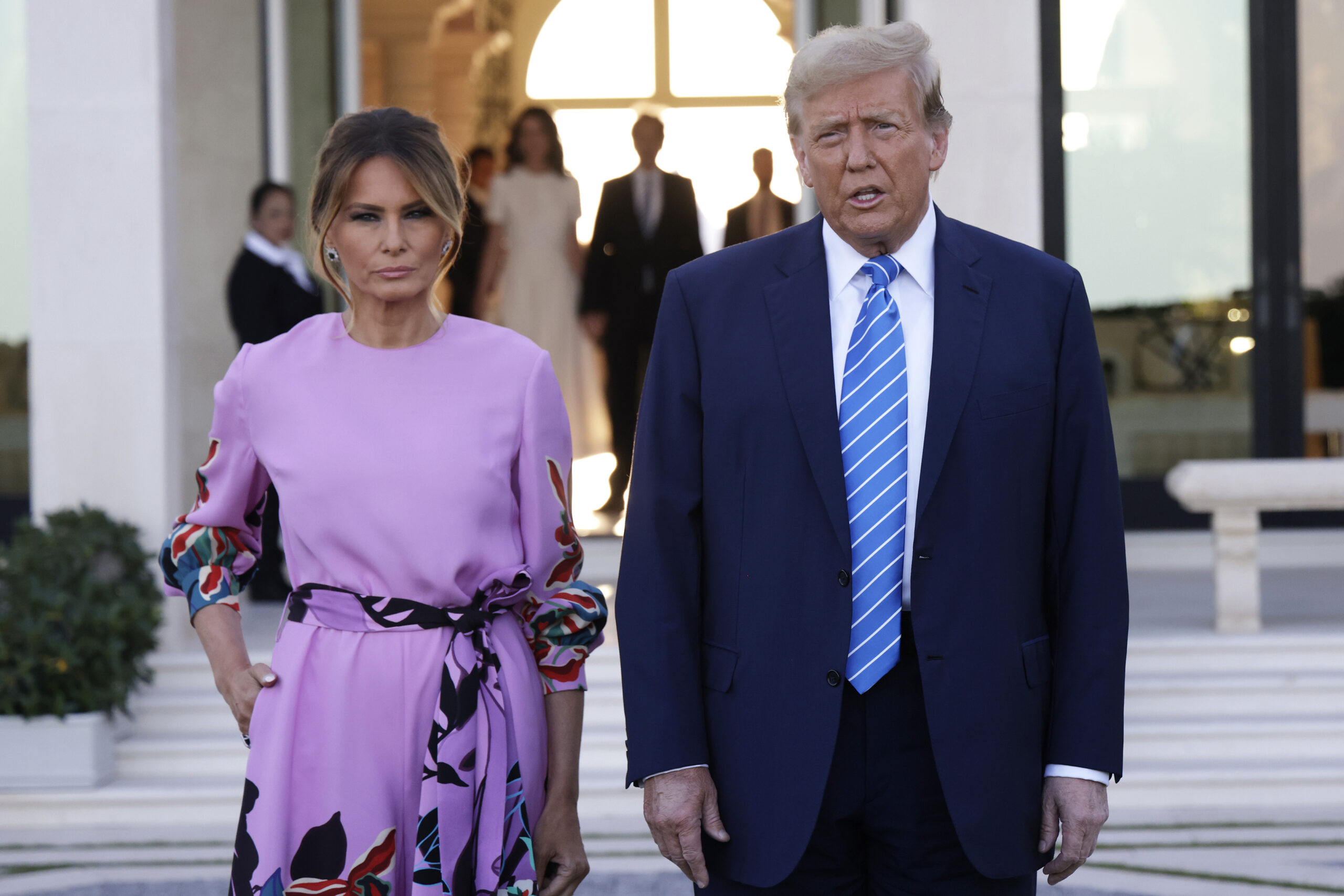 Den republikanske presidentkandidaten, tidligere USAs president Donald Trump, ankommer hjemmet til milliardærinvestoren John Paulson sammen med tidligere førstedame Melania Trump, 6. april 2024 i Palm Beach, Florida. Donald Trumps valgkampanje forventer å samle inn mer enn 40 millioner dollar når store donorer samles til hans hittil største innsamlingsaksjon. Arrangementet er annonsert som «Inaugural Leadership Dinner».