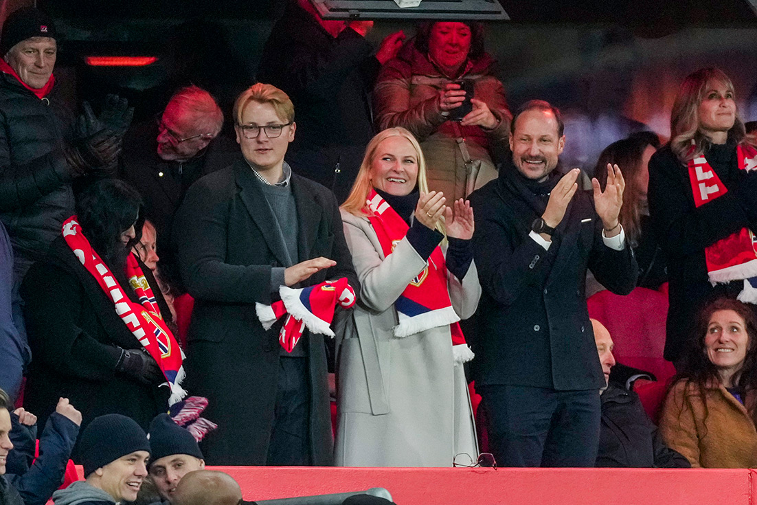 F.v.: prins Sverre Magnus, kronprinsesse Mette-Marit, kronprins Haakon og kong Harald under VM-kvalifiseringskampen i fotball for menn mellom Norge og Estland på Ullevaal stadion.