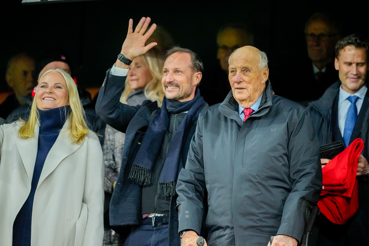 F.v.: kronprinsesse Mette-Marit, kronprins Haakon og kong Harald før VM-kvalifiseringskampen i fotball mellom Norge og Estland på Ullevaal Stadion.