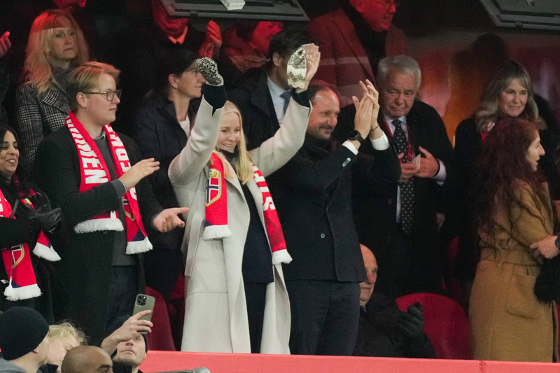 F.v.: prins Sverre Magnus, kronprinsesse Mette-Marit, kronprins Haakon og kong Harald under VM-kvalifiseringskampen i fotball for menn mellom Norge og Estland på Ullevaal stadion.