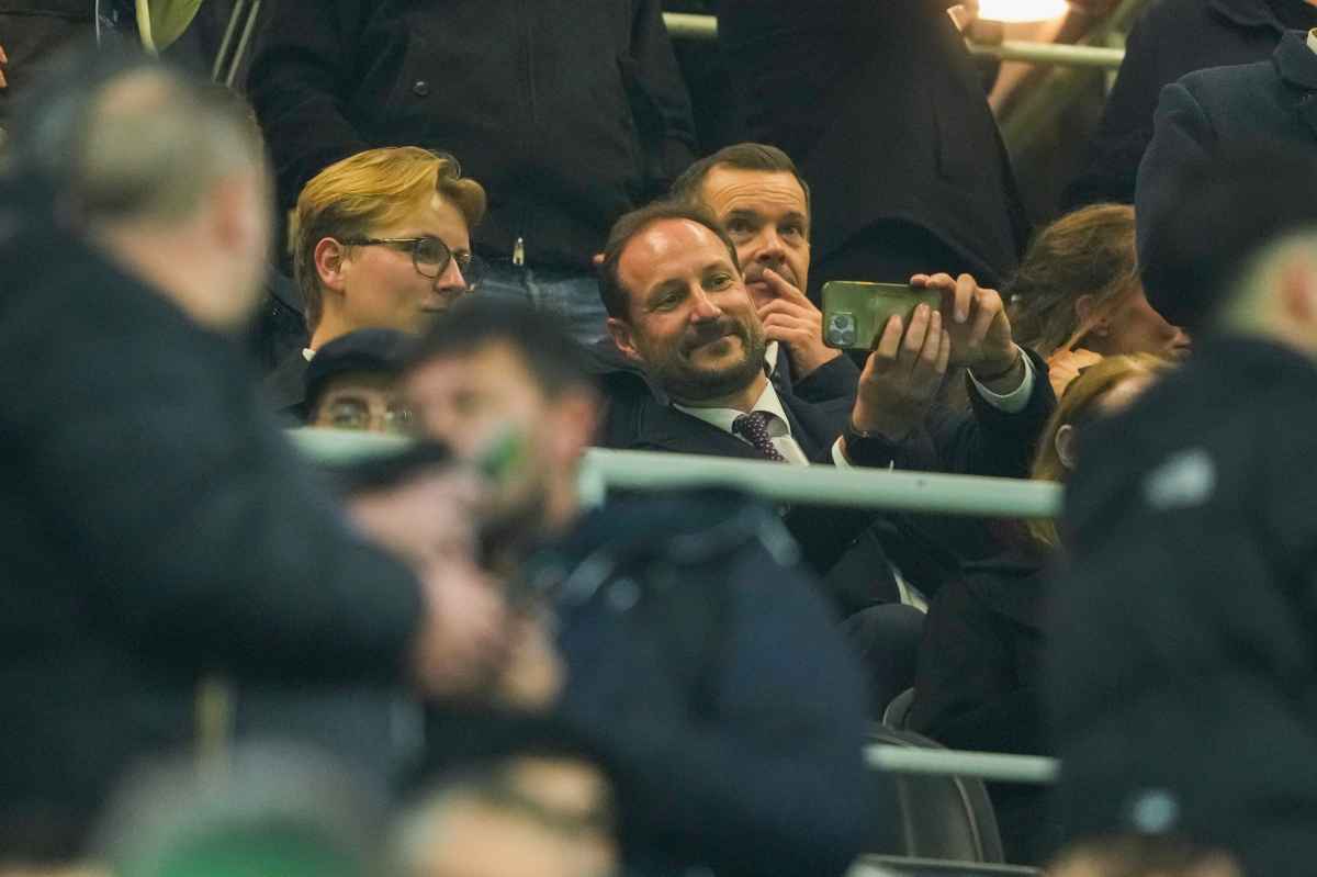 Prins Sverre Magnus og kronprins Haakon under VM-kvalifiseringskampen i fotball mellom Norge og Italia på San Siro