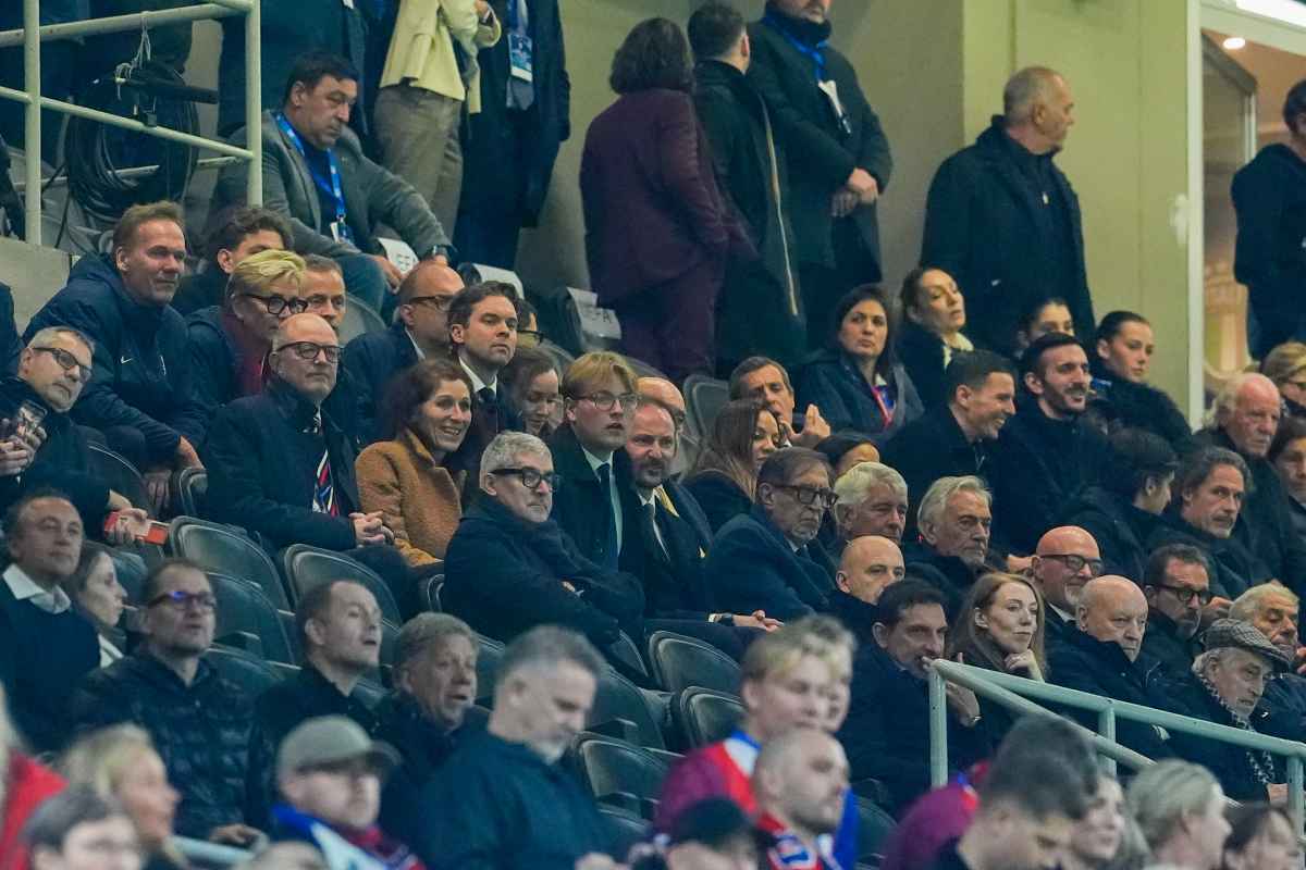 VIP-tribunen med blant andre prins Sverre Magnus, kronprins Haakon, fotballpresident Lise Klaveness og generalsekretær i NFF Karl-Petter Løken under VM-kvalifiseringskampen i fotball mellom Norge og Italia på San Siro. Foto: Lise Åserud/ NTB
