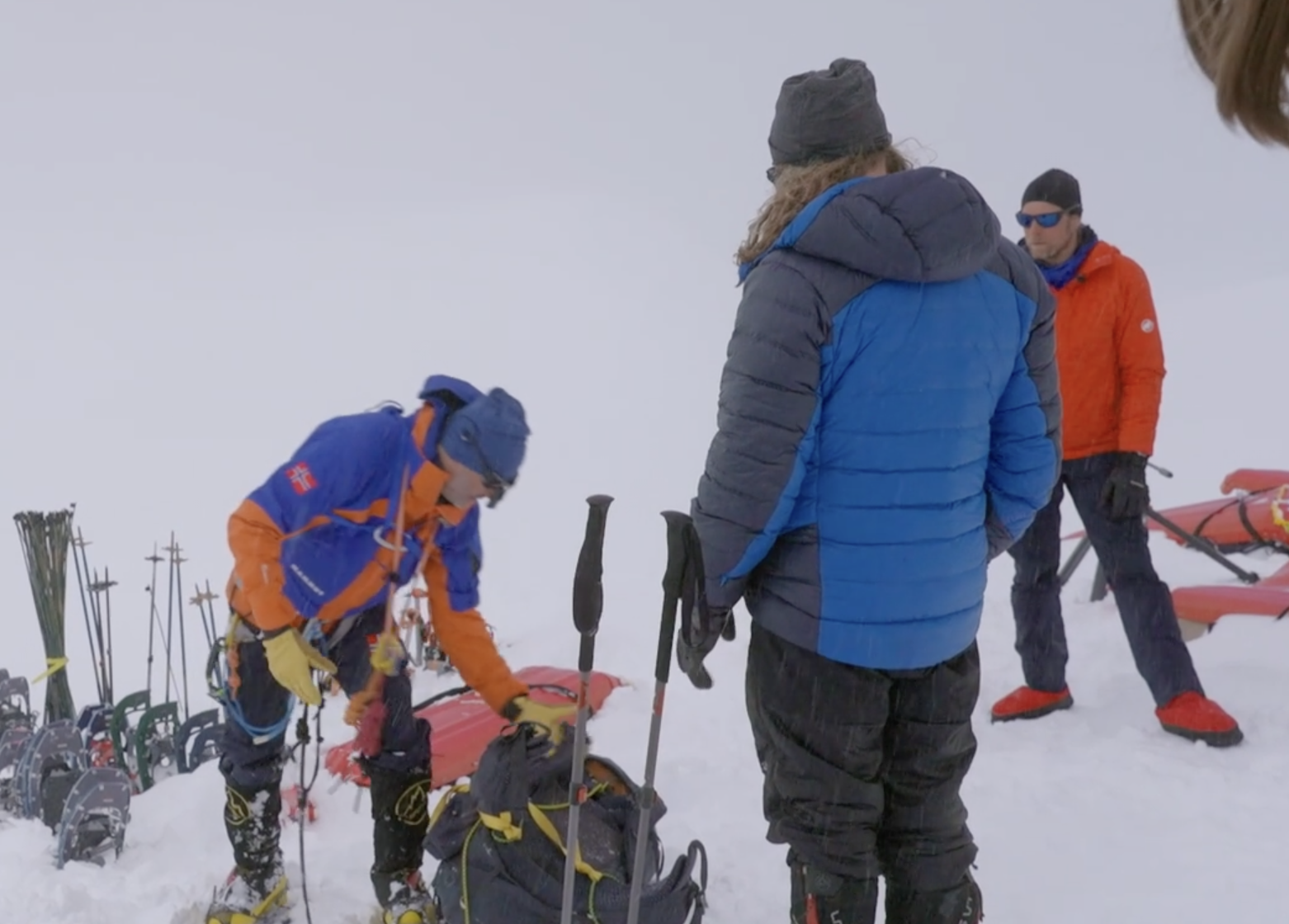 Harald Rønneberg pakker sekken sin.