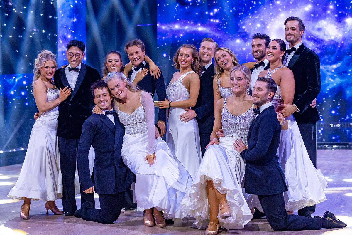 Fellesdans – Alle par (Tale Torjussen & Antonio Careri, Danby Choi & Norunn Ringvoll, Viggo Venn & Rikke Lund, Emilie Enger Mehl & Jørgen Nilsen, Carina Dahl & Ole-Thomas Hansen, Tiril Eckhoff & Santino Mirenna, Trygve Bennetsen & Ida Amy Sund) opptrer under generalprøven til program 8 av Skal vi danse 2025. 