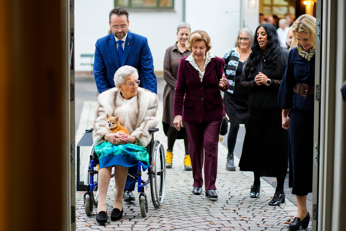 Dronning Sonja og prinsesse Astrid Fru Ferner på vei inn til Keramikksymposium i Dronning Sonja Stall.
