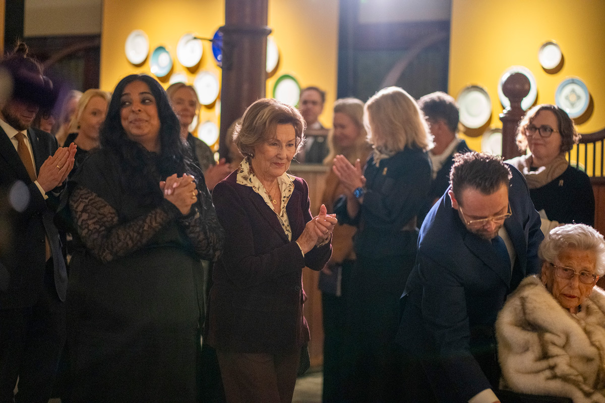 Dronning Sonja er vert for et keramikksymposium i Dronning Sonja KunstStall tirsdag. Målet er å fremme keramikkfeltet i Norge, og arrangementet inkluderer utstillinger og foredrag i kunststallen og på Slottet fra ulike aktører i feltet.