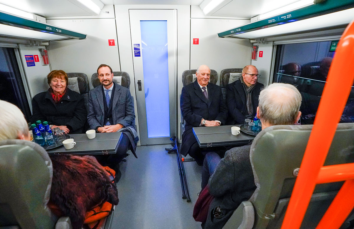 Ordfører i Oslo, Marianne Borgen, kronprins Haakon, kong Harald, konsernsjef Bane NOR, Gorm Frimannslund og statsminister Jonas Gahr Støre deltar på åpningen av Follobanen i 2022. 