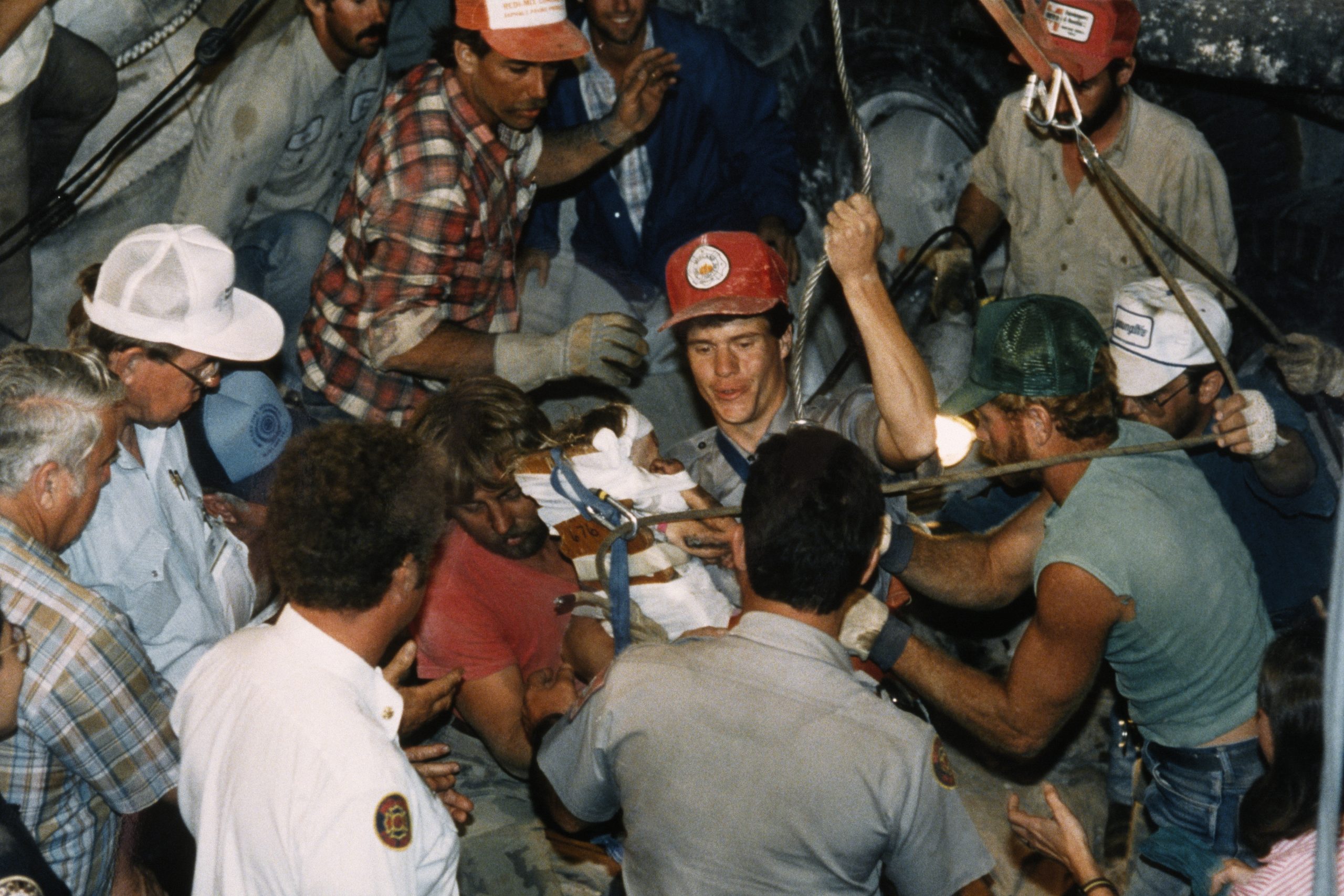 Redningsmannskapet jobbet i 58 timer for å få «Baby Jessica» ut av det 20 cm brede hullet hun hadde falt ned i.
