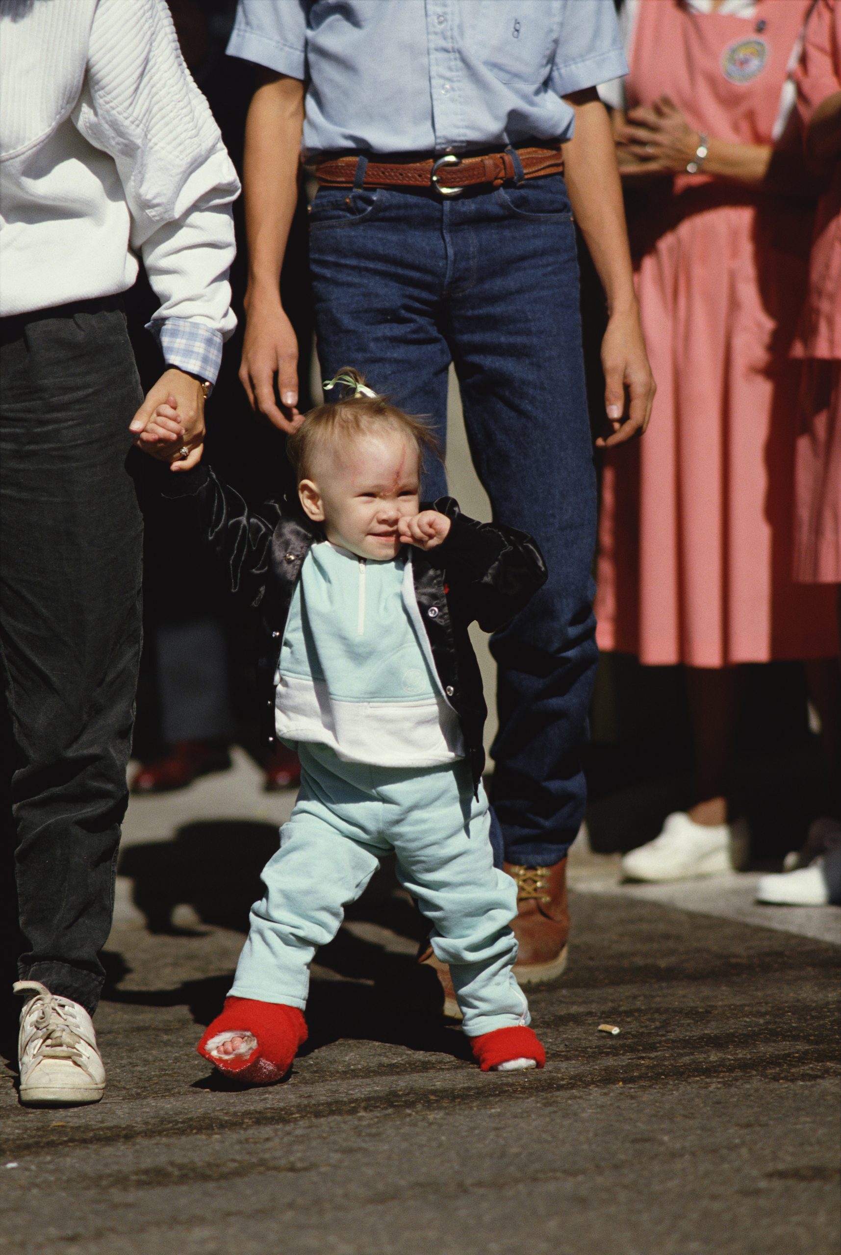 «Baby Jessica» McClure blir berømt i en alder av 18 måneder etter å ha falt ned i en brønn i Midland, Texas, den 14. oktober 1987. Redningsmannskapet jobbet i 58 timer for å få henne ut av det 20 cm brede hullet.