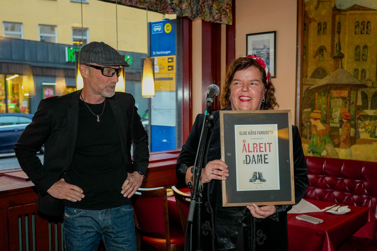 Forfatter Jo Nesbø deler ut årets Harry Hole-pris, årets ålreite dame til Else Kåss Furuseth på Restaurant Schrøder.