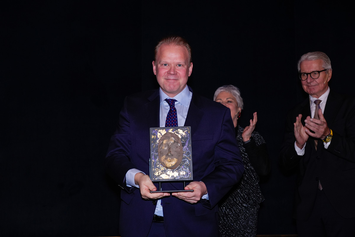 Anders Baasmo Christiansen er årets vinner av Wenche Foss' Ærespris. Prisen er delt i to og Tigerstadsteatret vant prisen som organisasjon. Prisen er delt i to - mellom en organisasjon og en person. Begge vinnerne får 50.000 kr hver.