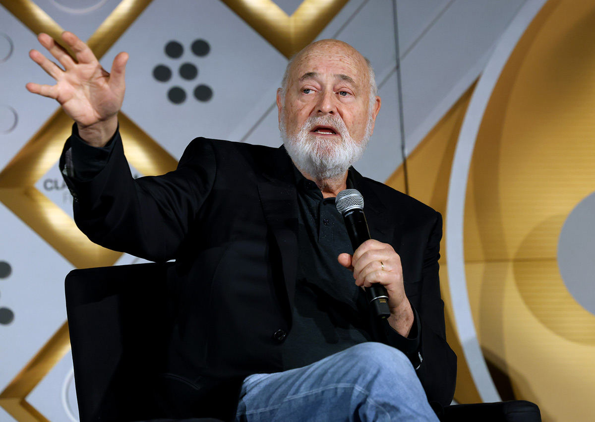 Rob Reiner taler på scenen under visningen av «Misery» under TCM Classic Film Festival 2025 på TCL Chinese Theatre 25. april 2025 i Hollywood, California.