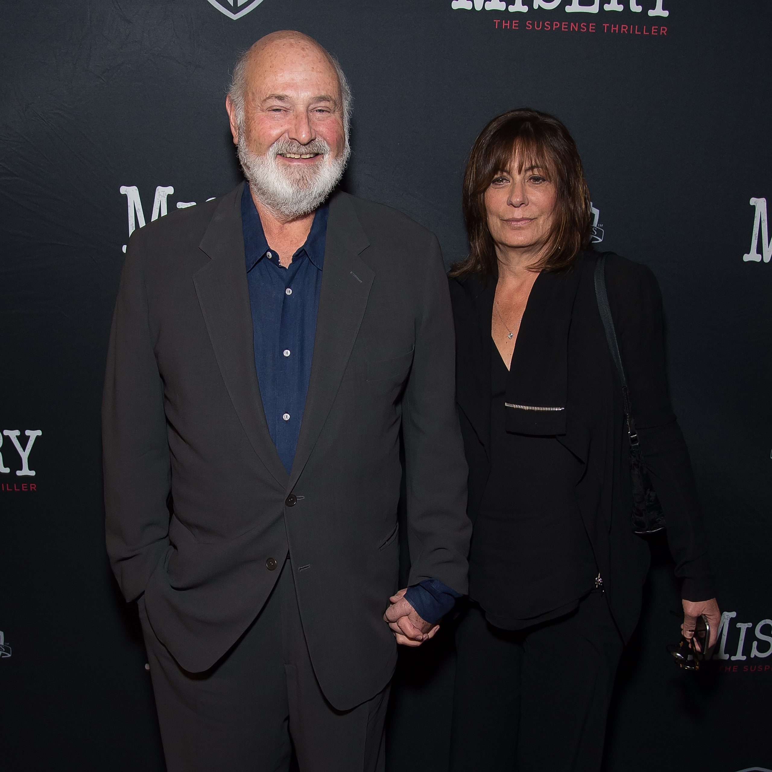 Rob Reiner (til venstre) og Michele Singer Reiner deltar på premieren av «Misery» på Broadway på The Broadhurst Theatre 15. november 2015 i New York City. 