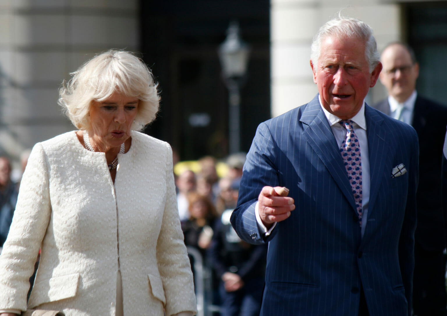 Dronning Camilla og Kong Charles ute på oppdrag.