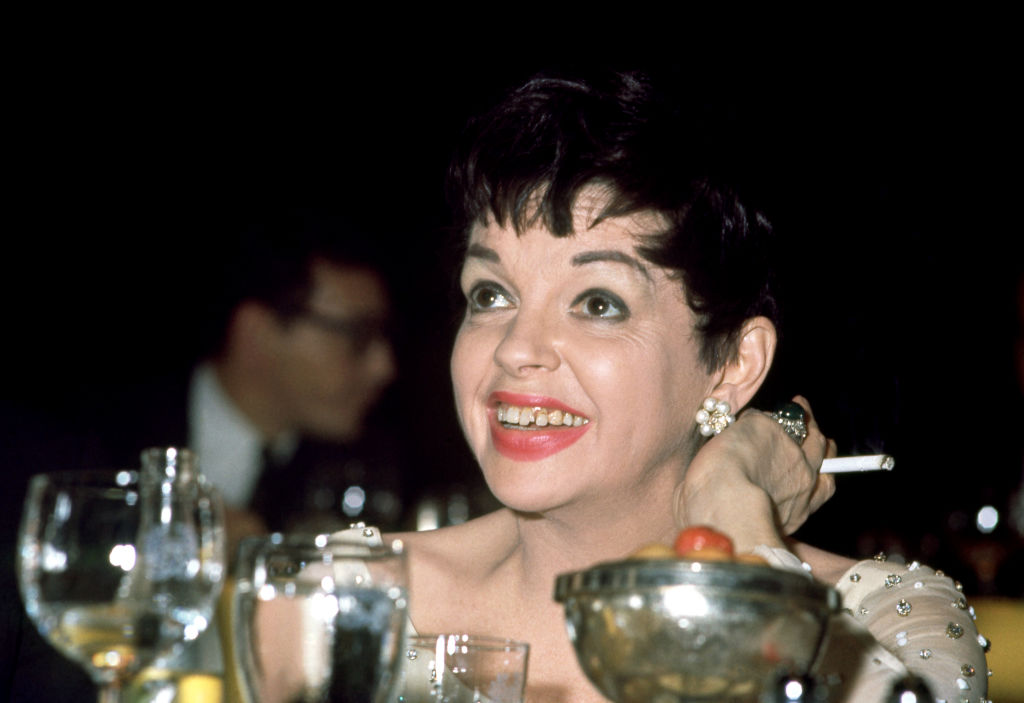 Den amerikanske skuespilleren og sangeren Judy Garland (1922–1969) sitter ved et bord under et ukjent show i New York, New York, rundt 1965.