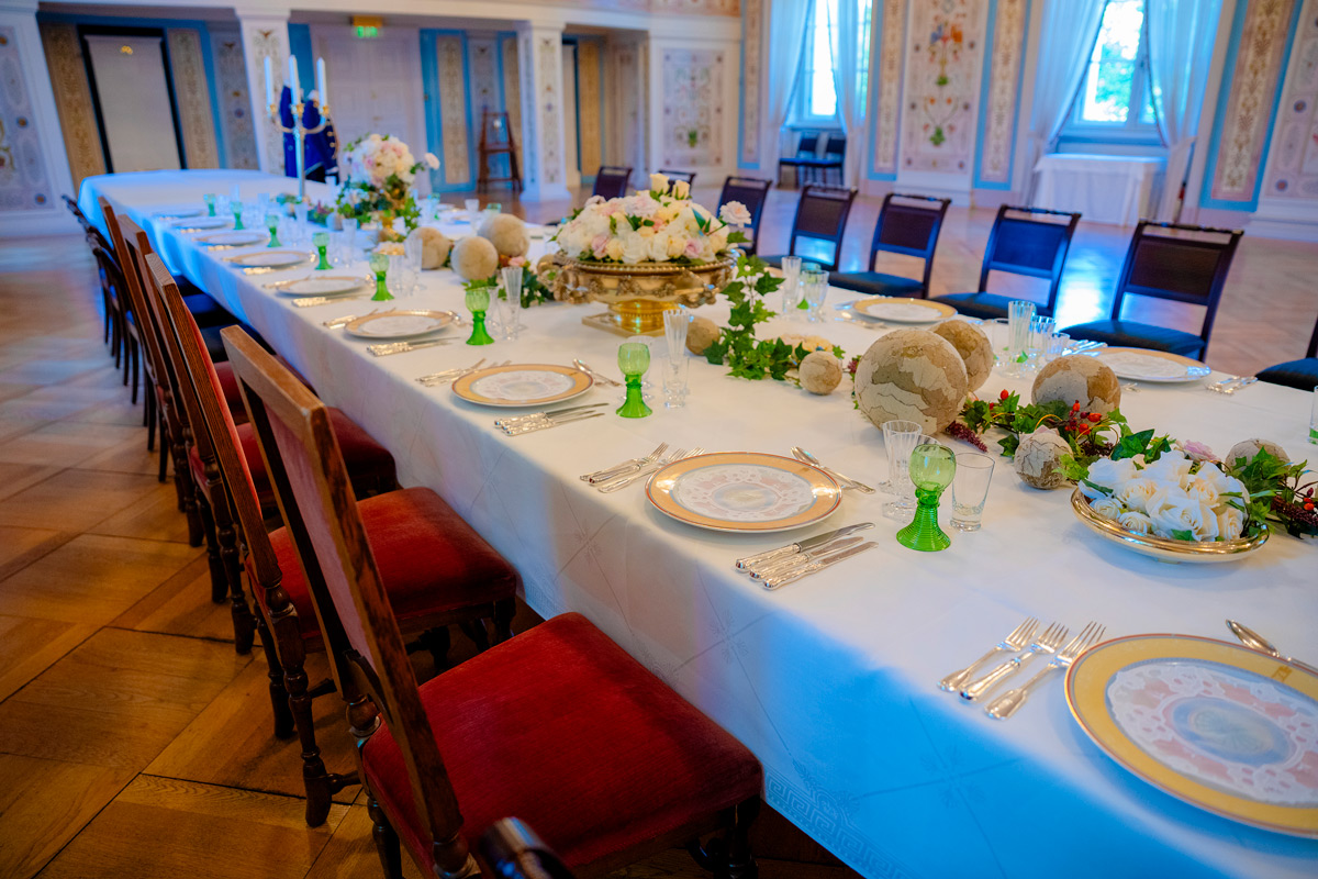 Årets tema er Kronprinsparets sølvbryllup, og for aller første gang får publikum også se Røkeværelset, forværelse til kronprinsens kontor.
