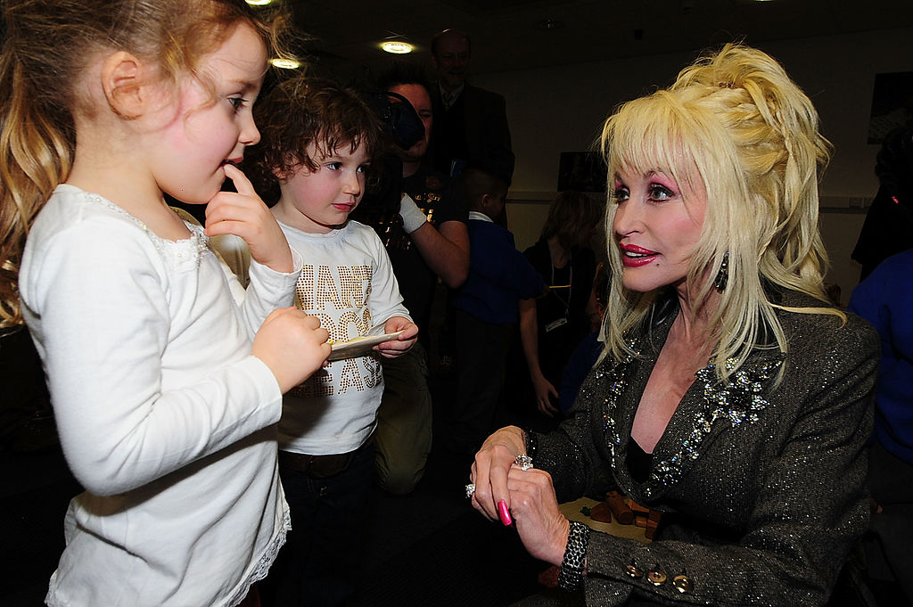 Country- og western-superstjernen Dolly Parton møter små barn i Magna Science And Adventure Park.