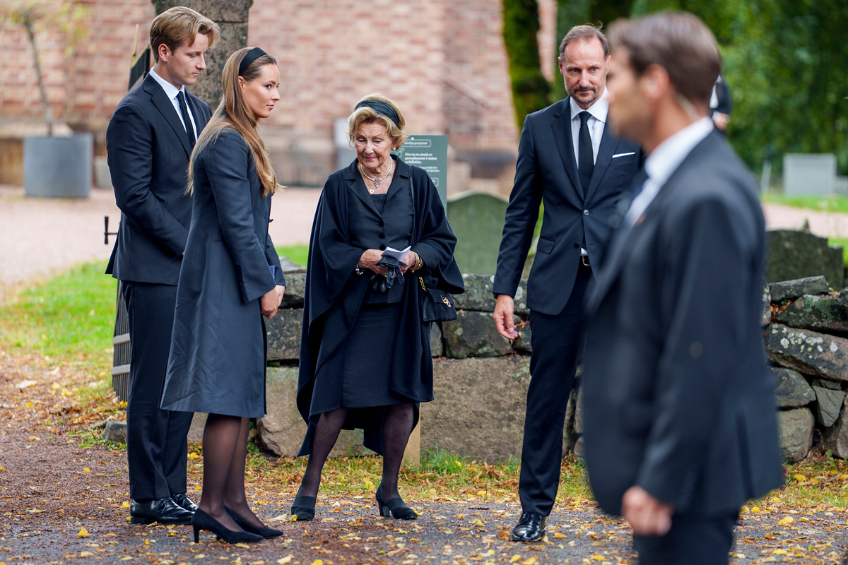 Kong Haakon, Dronning Sonja, kronprinsesse Ingrid Alexandra og prins Sverre Magnus etter sørgegudstjenesten for kong Harald i Asker kirke.