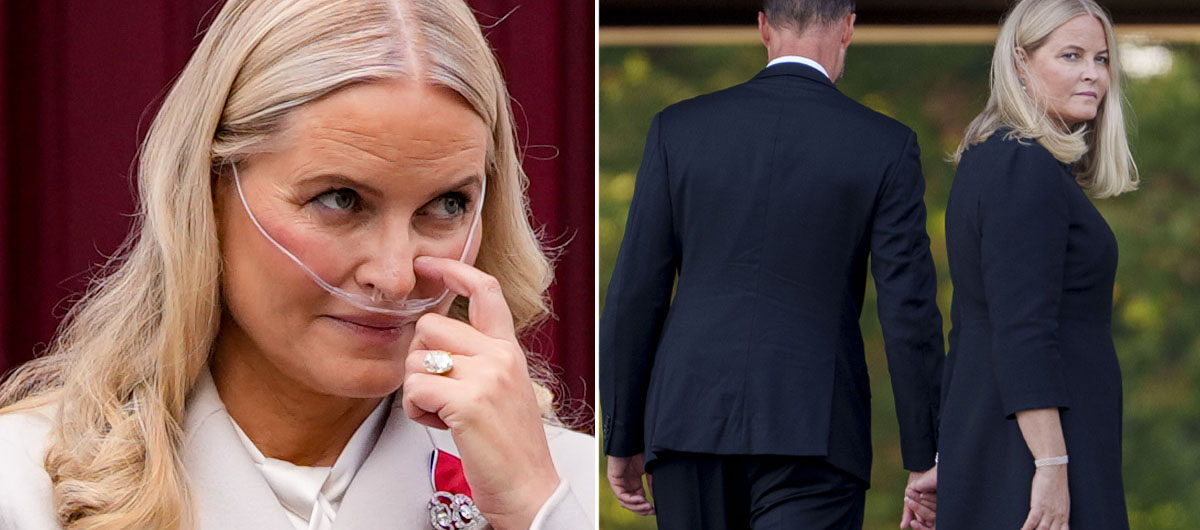 Kronprinsesse Mette-Marit med oksygenslange i nesen, og i svart antrekk sammen med kronprins Haakon utendørs.